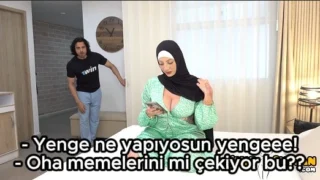 Beyaz tenli yengesinin süt gibi amcığına çakıyor – Altyazılı